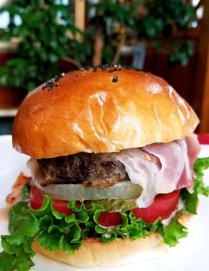 さらにおいしく進化した 米沢牛ハンバーガー